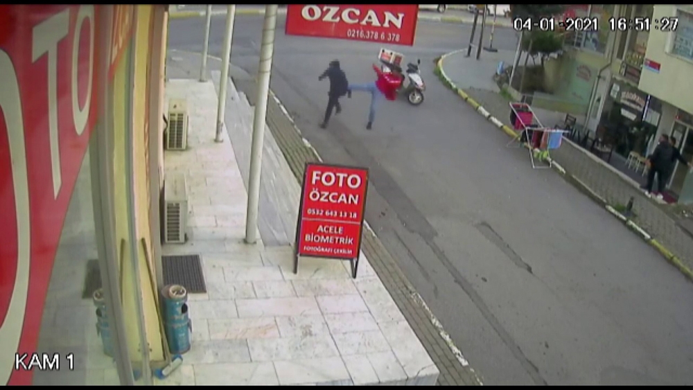 Kuyumcuya sahte altın veren şahsa motokuryeden uçan tekme kamerada