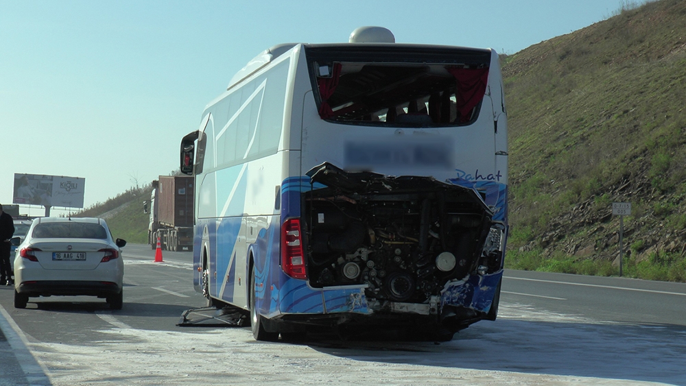 Kuzey Marmara Otoyolunda feci kaza: tır ile otobüs çarpıştı, 3 kişi yaralandı