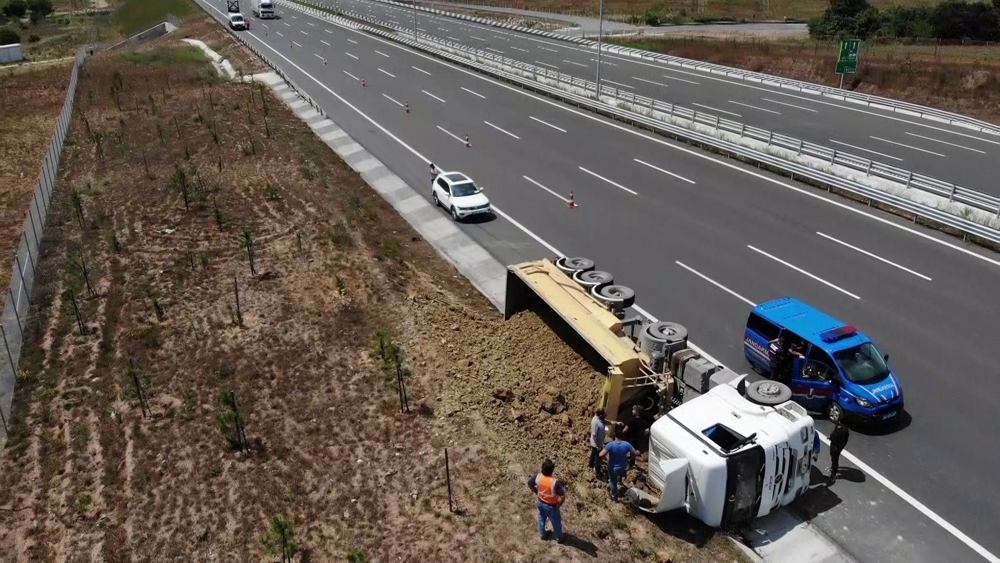 Kuzey Marmara Otoyolu’nda hafriyat kamyonu devrildi: 1 yaralı