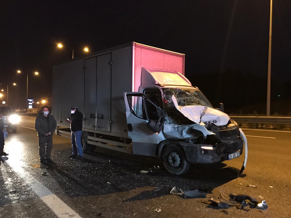 Kuzey Marmara Otoyolu’nda kamyon tıra çarptı: 1 yaralı
