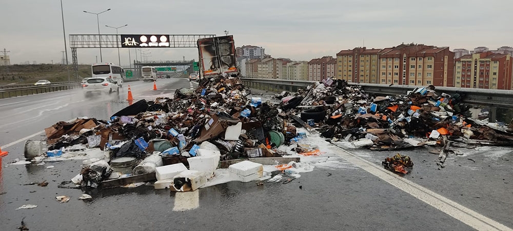 Kuzey Marmara Otoyolu’nda seyir halindeki kargo kamyonu yanarak kullanılamaz hale geldi