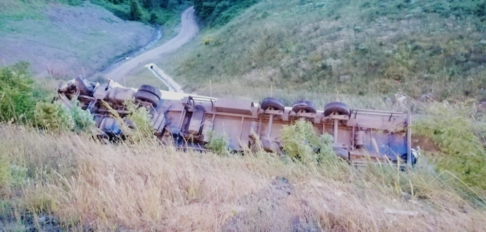 Kuzey Marmara Otoyolu’nda tır şarampole uçtu: 1 yaralı
