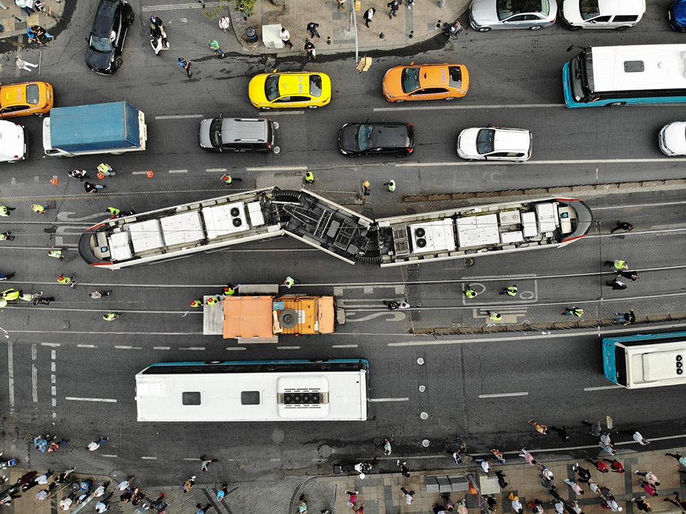Laleli’de tramvay ile tur otobüsü çarpıştı