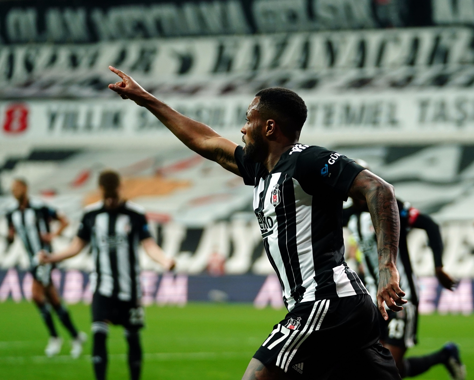 Larin, krallık yarışına ortak oldu