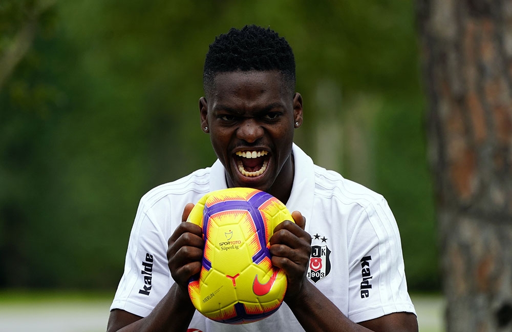 Larin ve Mirin beklemede