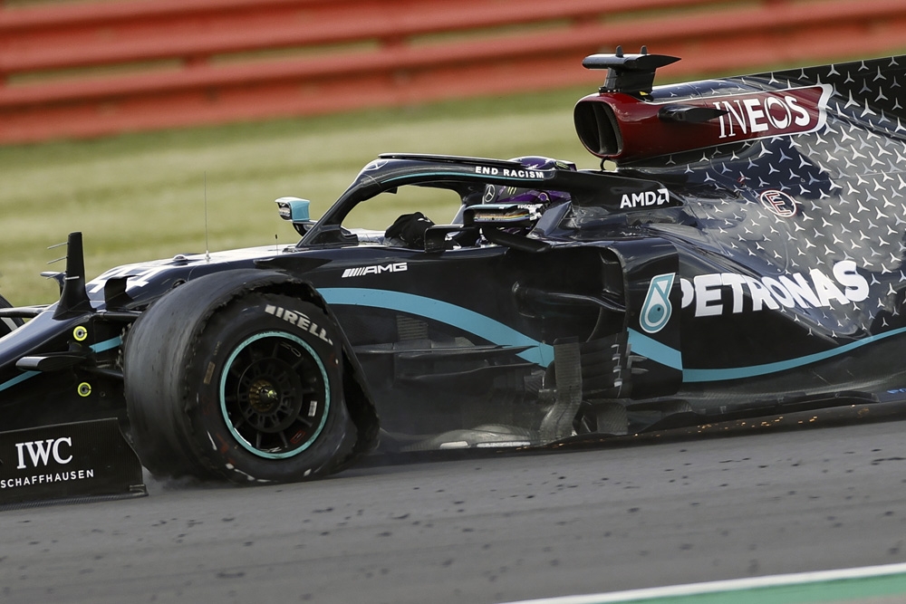 Lewis Hamilton patlak lastikle kazandı