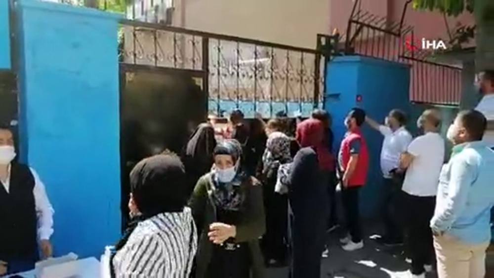 LGS’de ilk oturum bitti, sosyal mesafe unutuldu