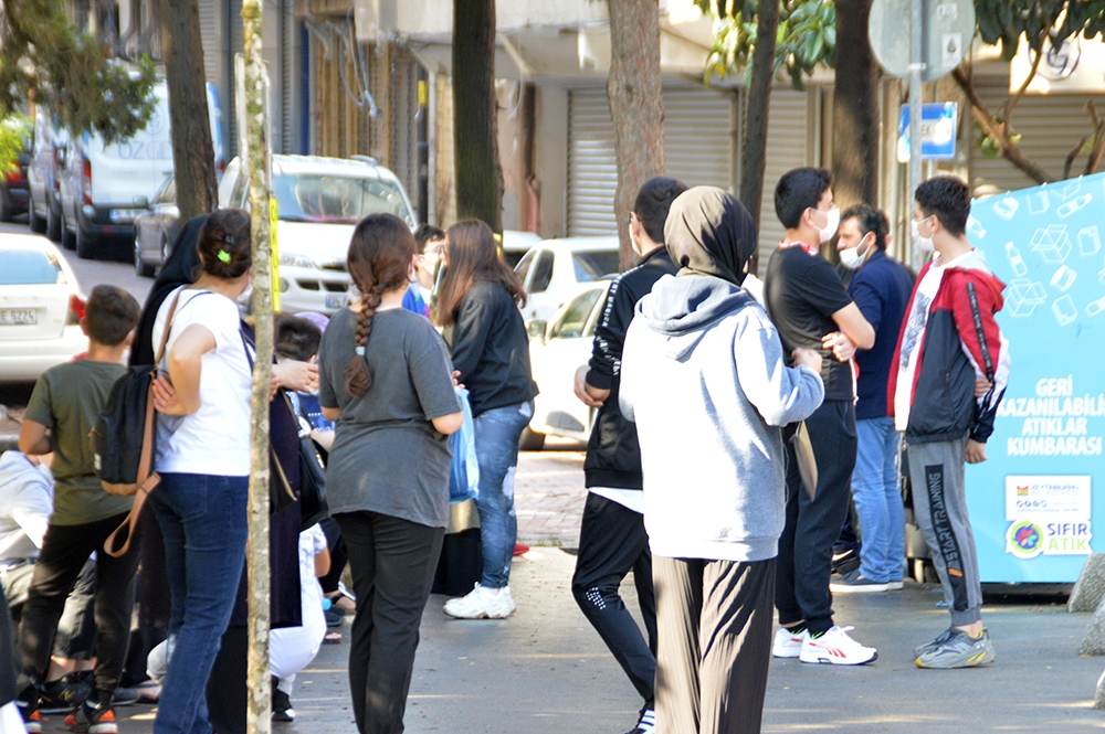 LGS’ye girecek olan öğrenciler okul önlerinde yoğunluk oluşturdu
