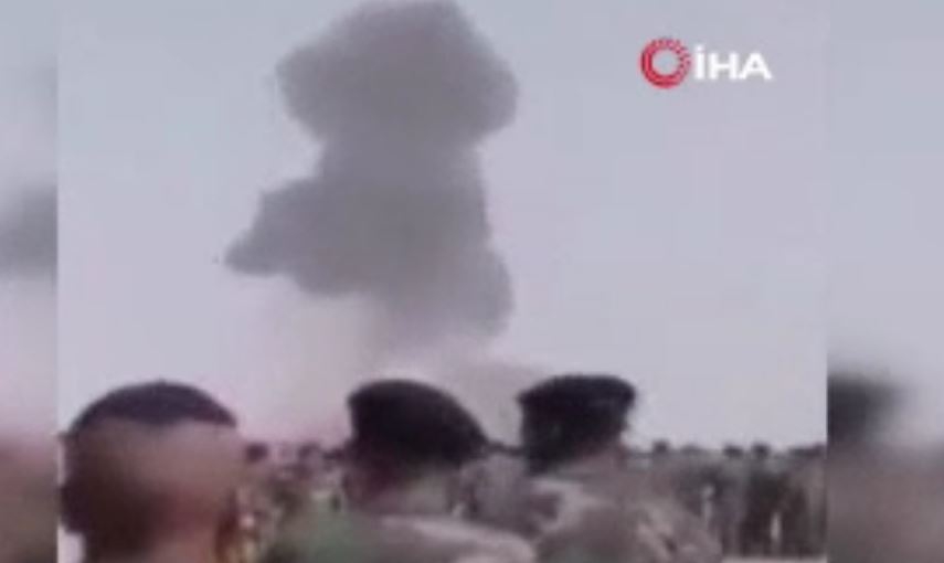 Libya’da askeri törende Hafter’e ait uçak düştü, pilot hayatını kaybetti