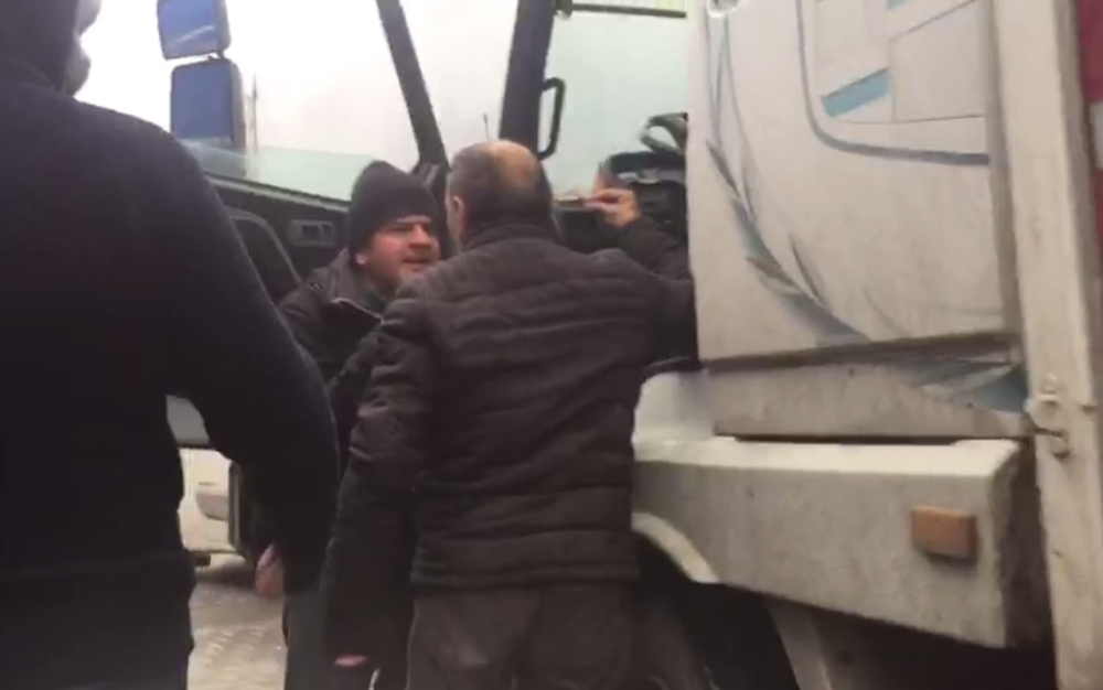 Limanda şoförlerin ‘kim önce geldi’ kavgası kamerada