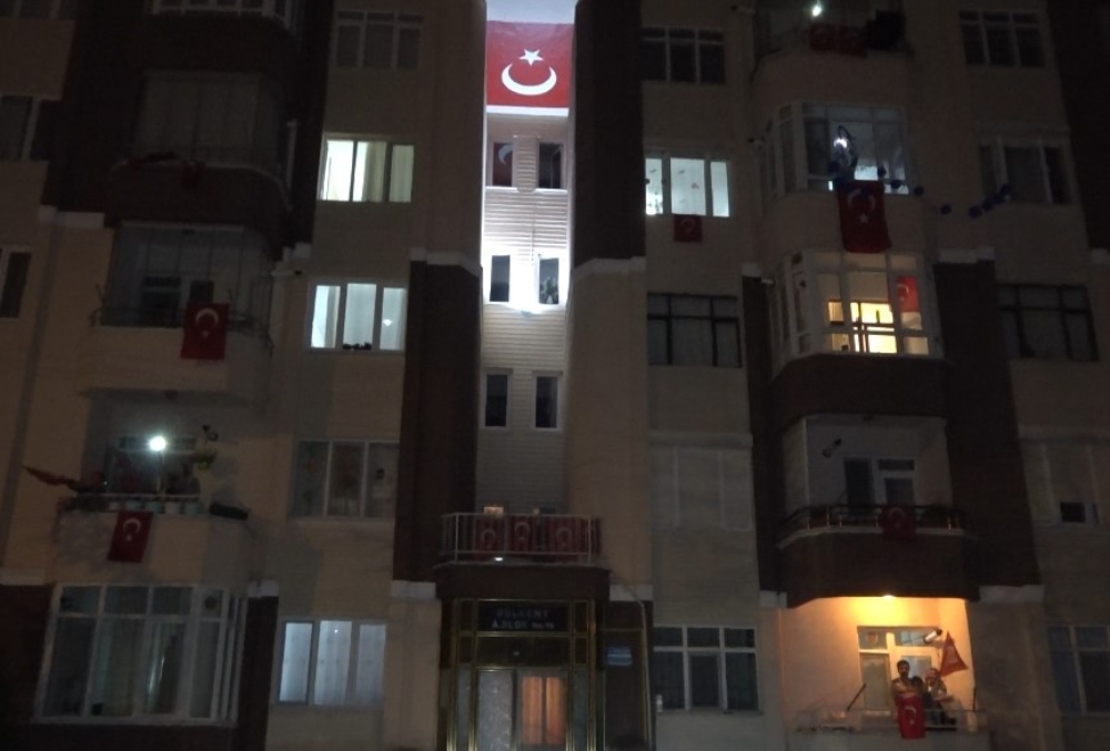 Lise öğrencisi balkonuna müzik sistemi kurdu mahalleliyi coşturdu