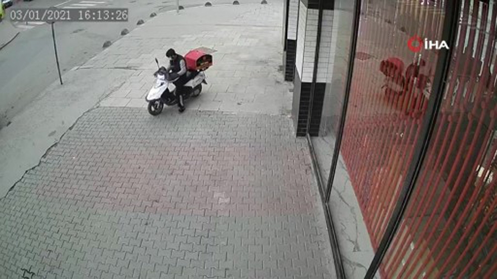 Lokantanın önünden motosikleti böyle çaldı