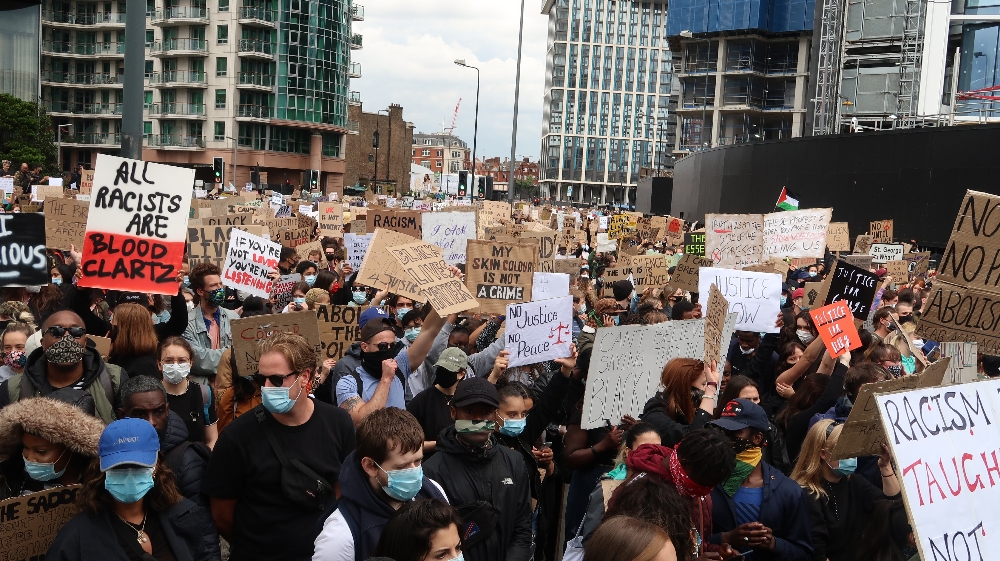 Londra’da binlerce kişi ABD Büyükelçiliğine yürüdü