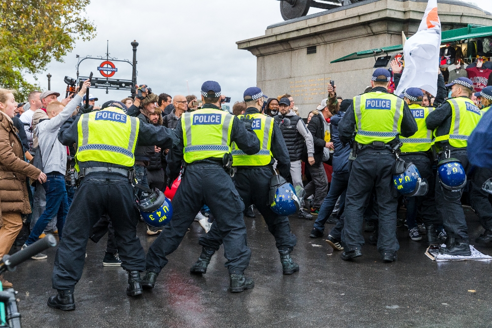 Londra’da binlerce kişi korona virüs kısıtlamalarını protesto etti