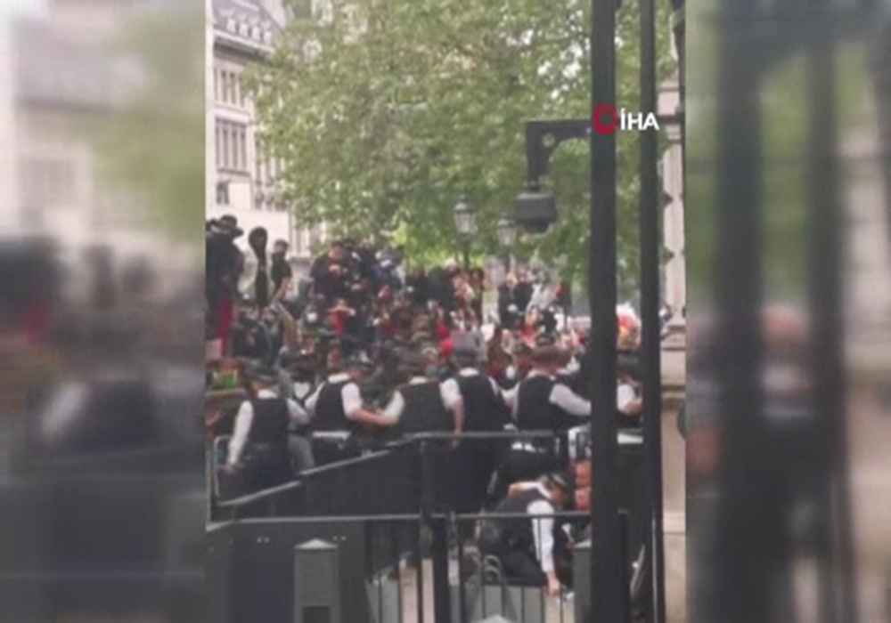 Londra’da Floyd protestolarında polis şiddeti
