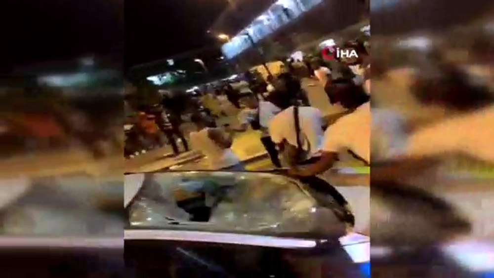 Londra’da izinsiz sokak partisine müdahale: 15 polis yaralı