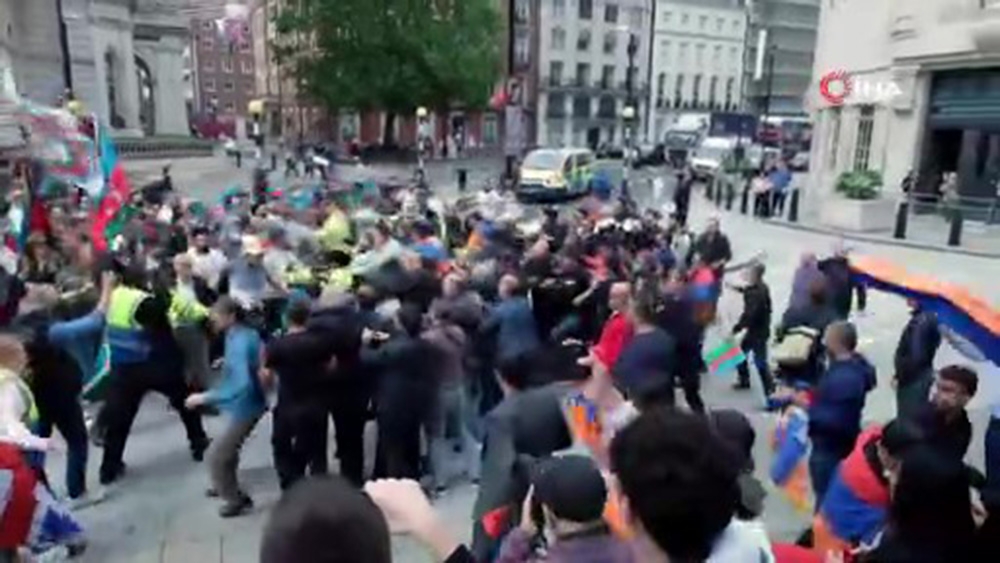 Londra’da yaşayan Azerbaycanlılardan Ermenistan protestosu