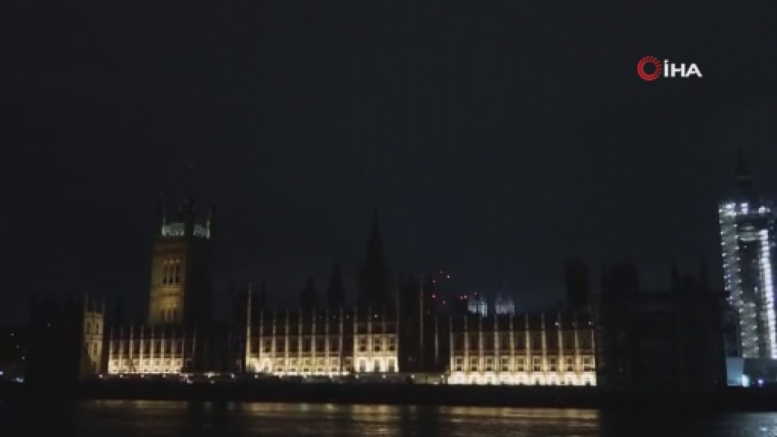 Londra’nın simgeleri karanlıkta kaldı