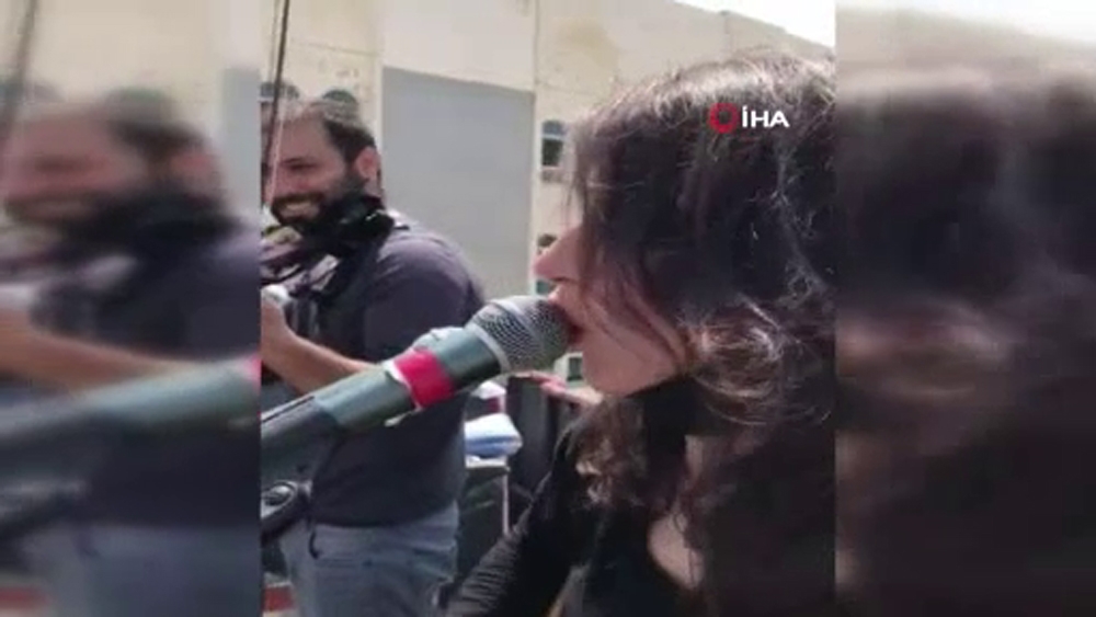 Lübnan’da hastane önünde sağlık çalışanlarına destek konseri