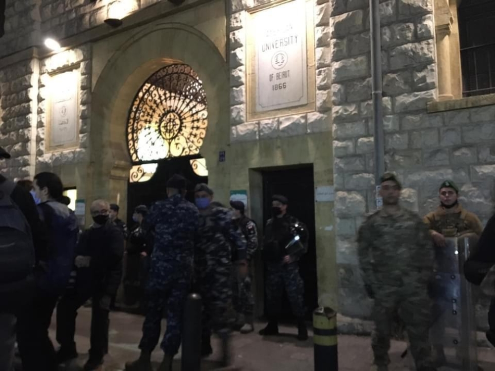 Lübnan’da hükümeti protesto eden öğrenciler polisle çatıştı