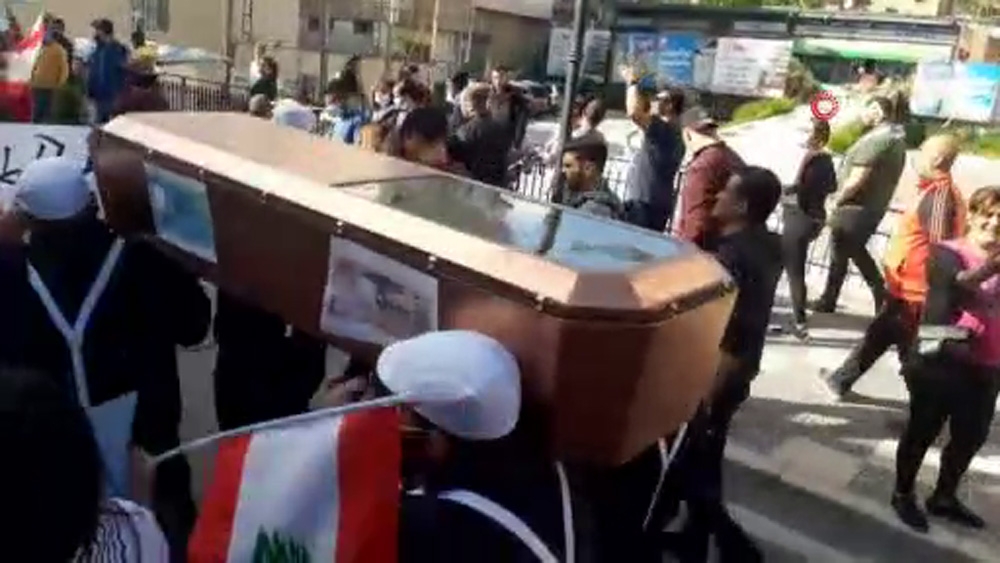 Lübnan’da tabutlu protesto