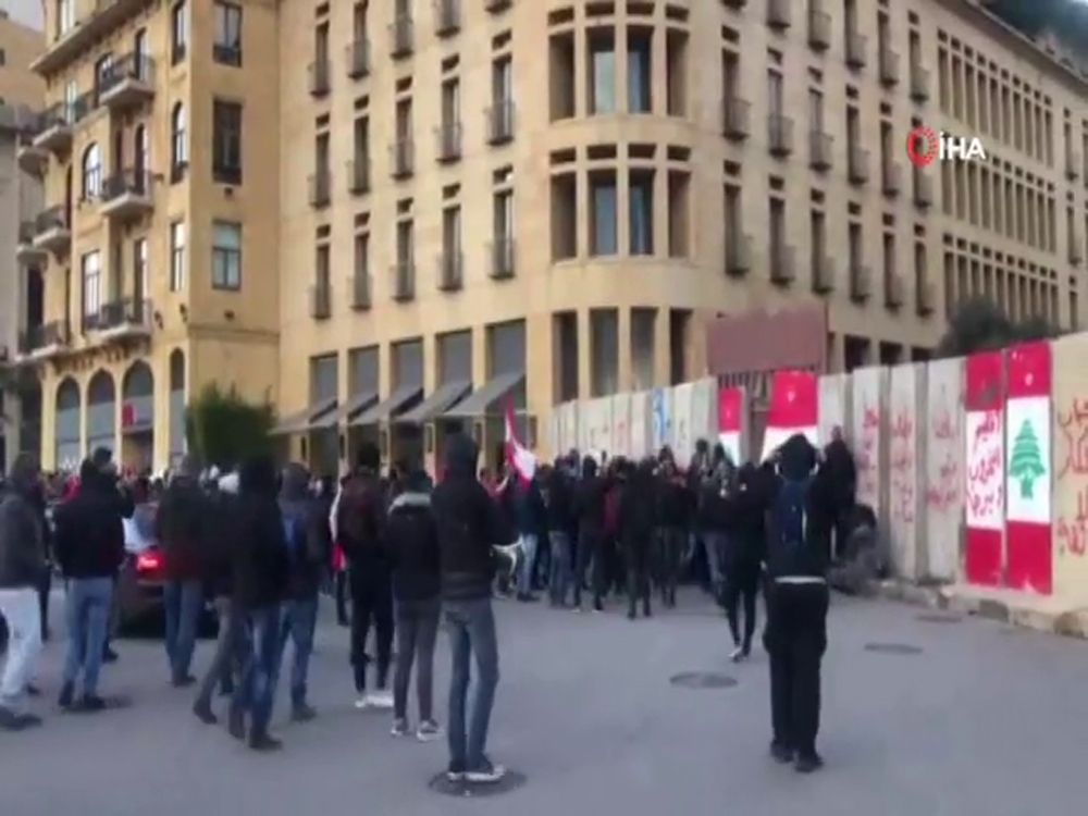 Lübnan’da yeni hükümet oturumuna protesto