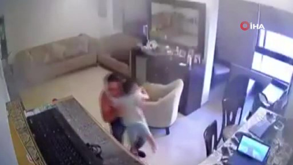 Lübnanlı babanın patlama anında oğlunu korumaya çalıştığı anlar kamerada
