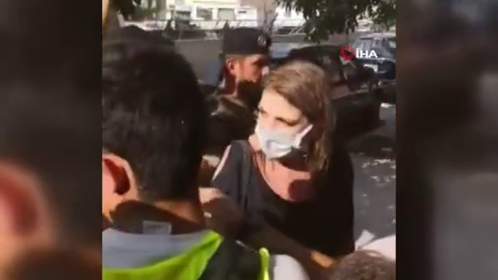 Lübnanlı protestocular Adalet Bakanı’na suyla saldırdı