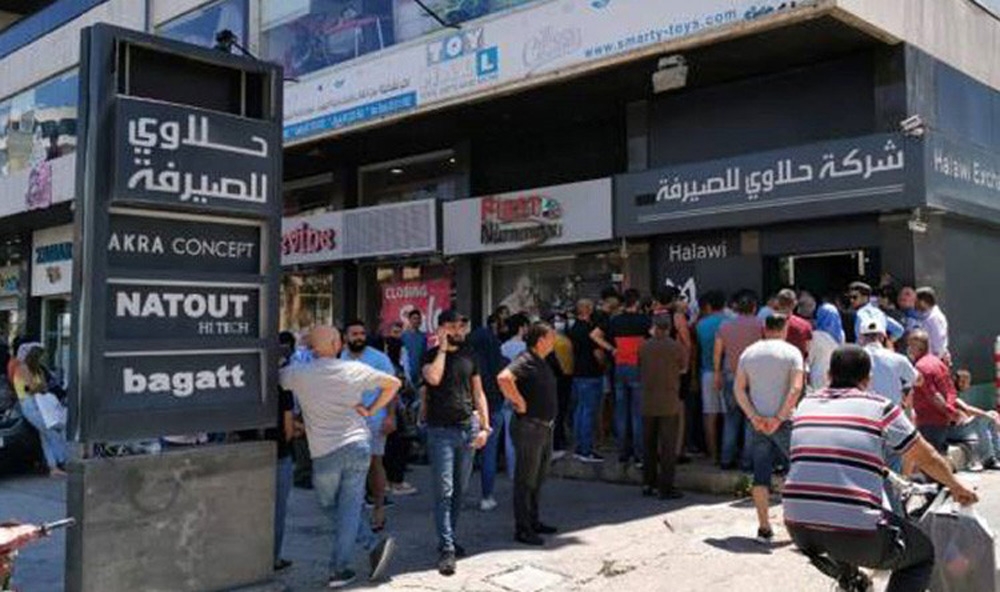Lübnanlılar 200 dolar almak için döviz bürolarına akın etti