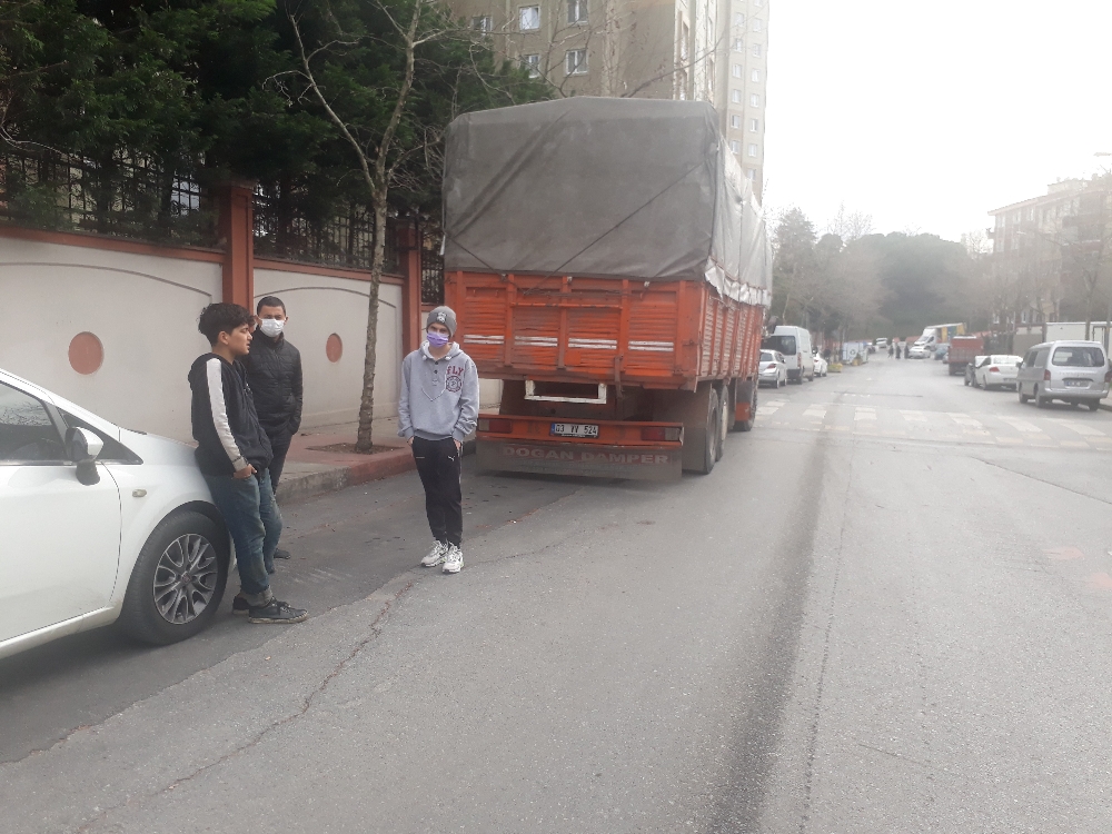 Lüks araçla far hırsızlığı kamerada