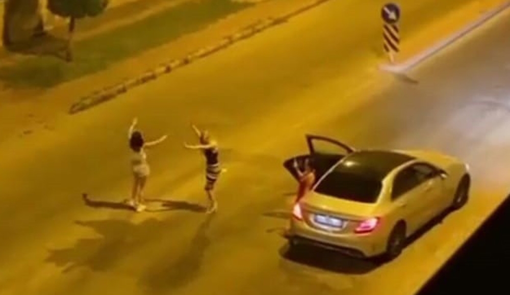 Lüks araçta müziği sonuna kadar açıp, yol ortasında dans ettiler