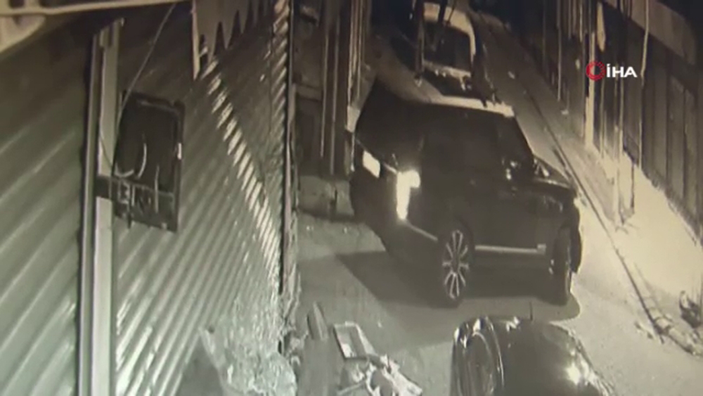 Lüks cipin sunroofundan çıkıp markete kurşun yağdırdı