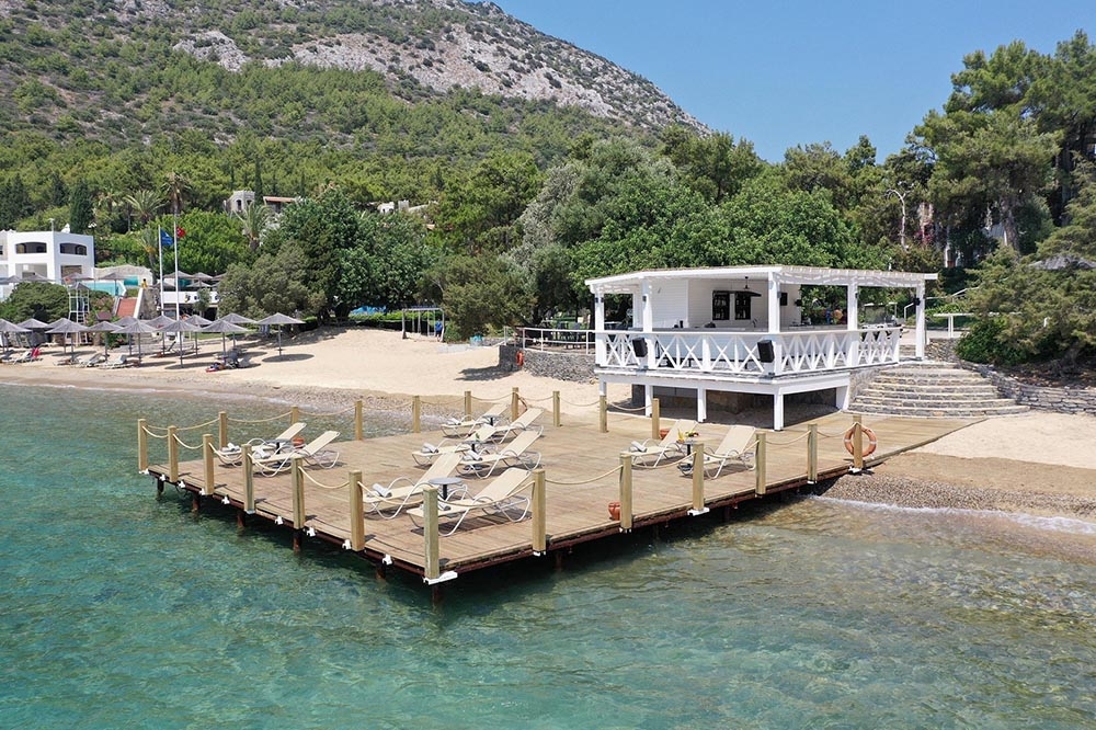 Lüks oteller yüksek tedbirlerle kapılarını açıyor