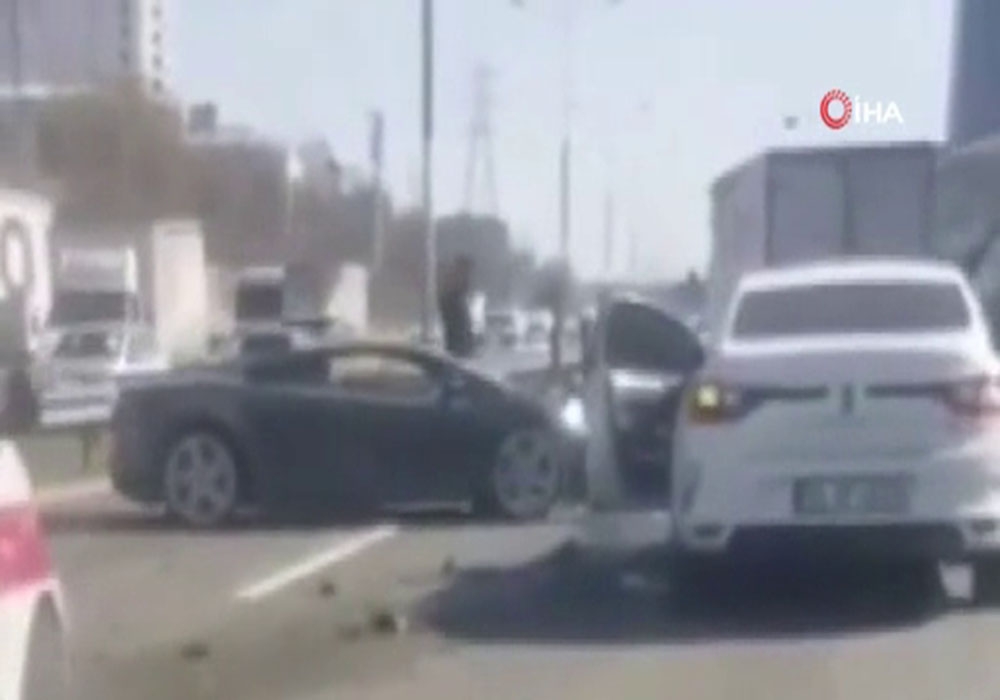 Lüks otomobil kazada pert oldu, Basın Ekspres’te trafik kilitlendi