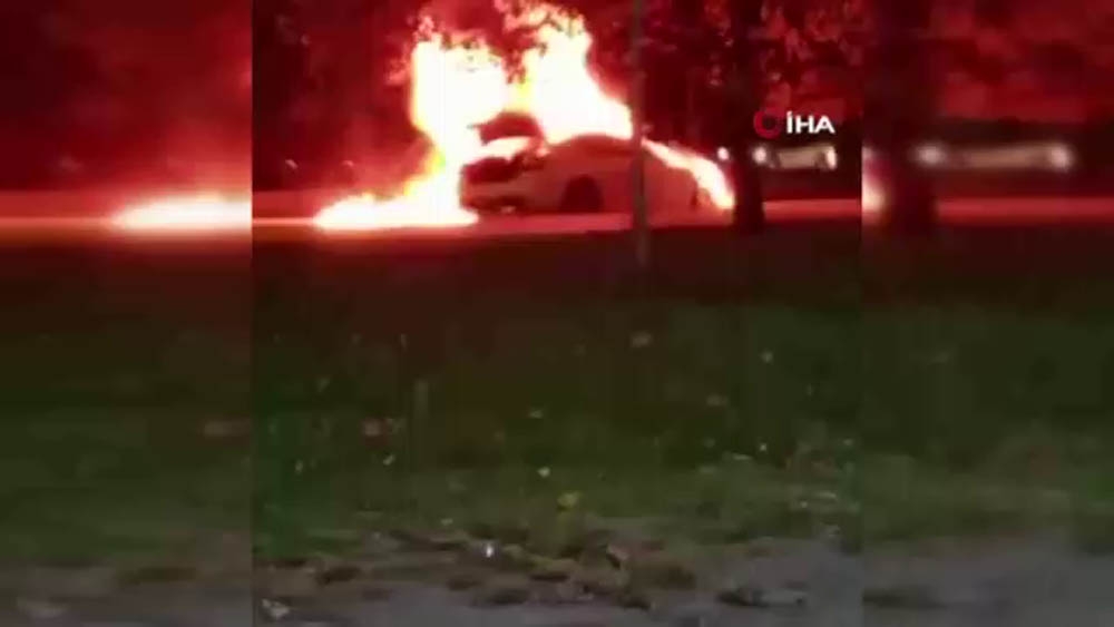 Lüks otomobilin alev topuna döndüğü anlar kamerada