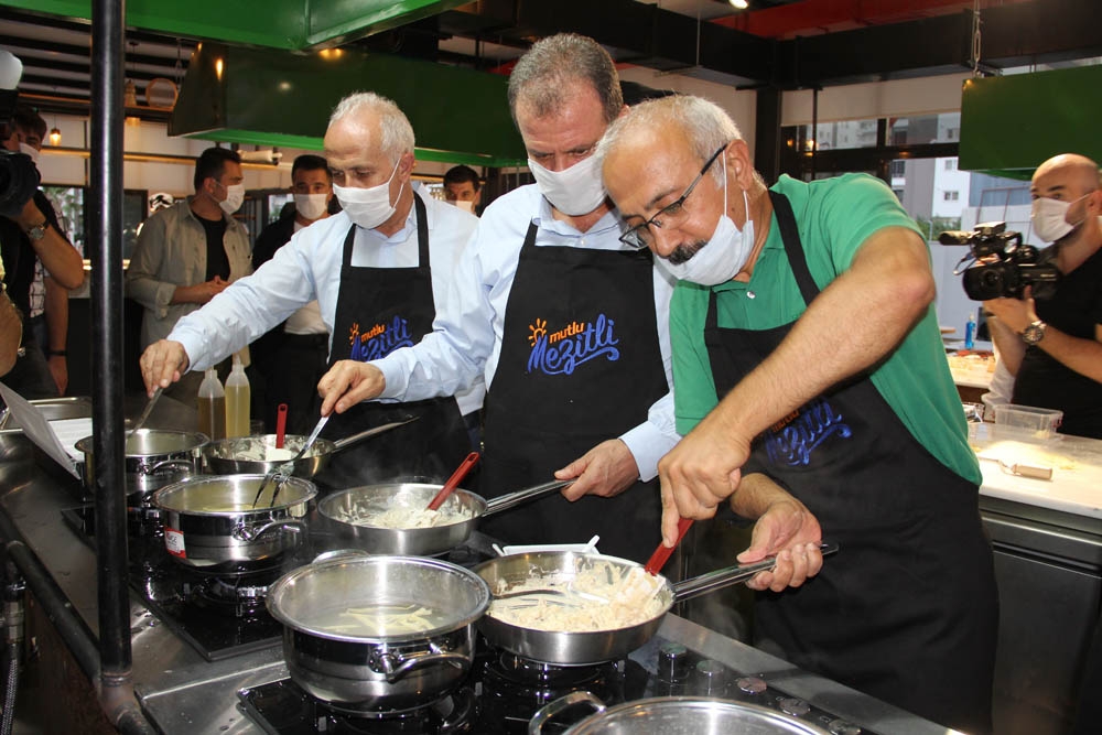 Lütfi Elvan’dan makarna şov