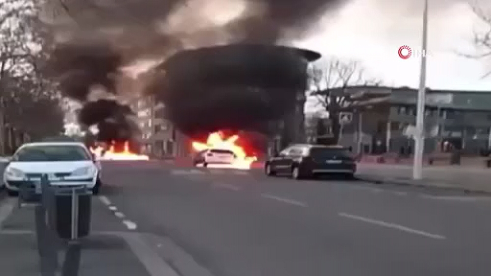 Lyon’da tansiyon yükseldi, araçlar ateşe verildi