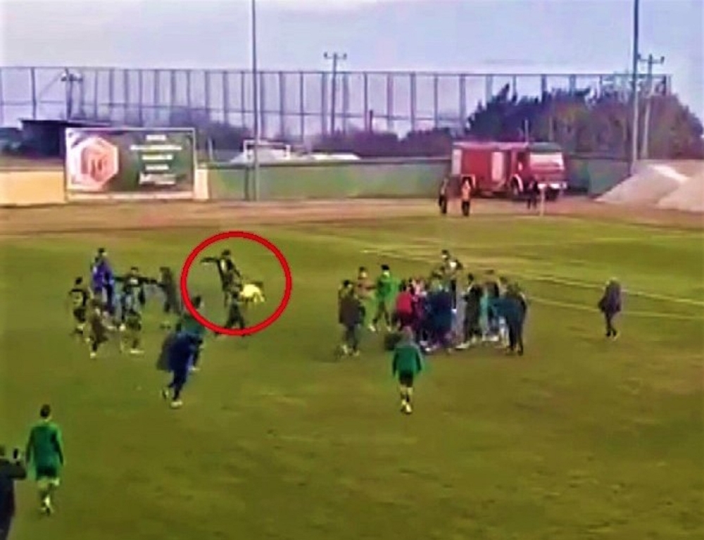 Maç sonrası futbolcular birbirine girdi