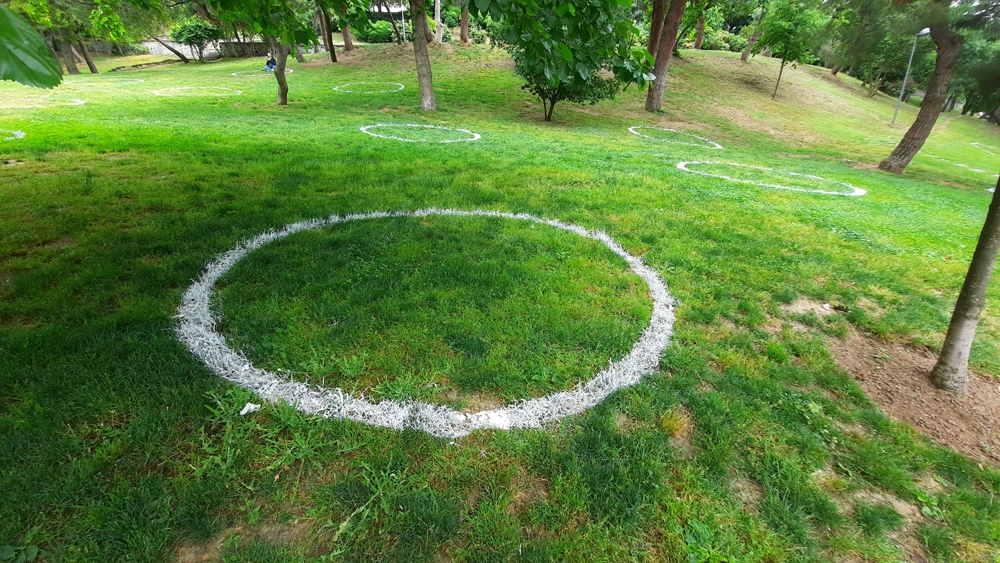 Maçka Parkında çemberli sosyal mesafe dönemi