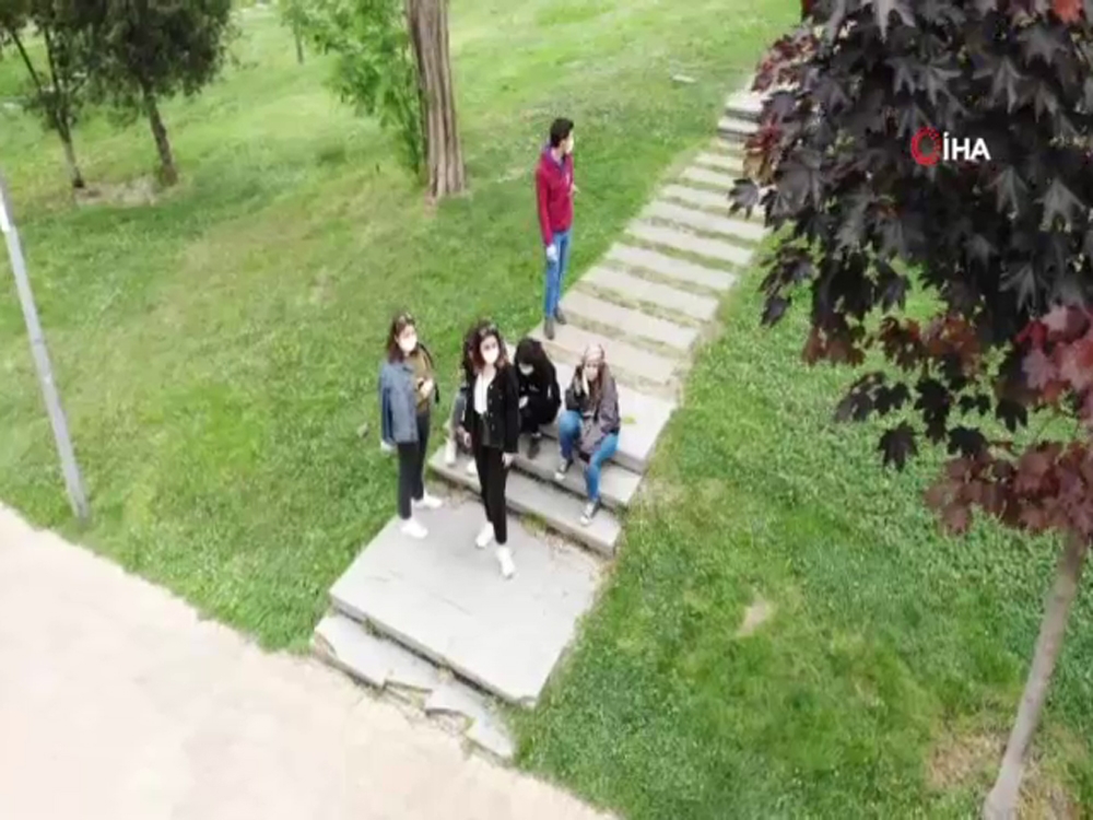 Maçka Parkı’nda dolaşan gençler havadan görüntülendi