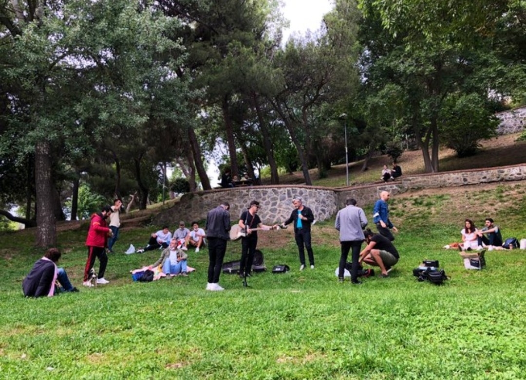 Maçka Parkı’nda korona virüsü hiçe sayarak açık hava konseri verdiler