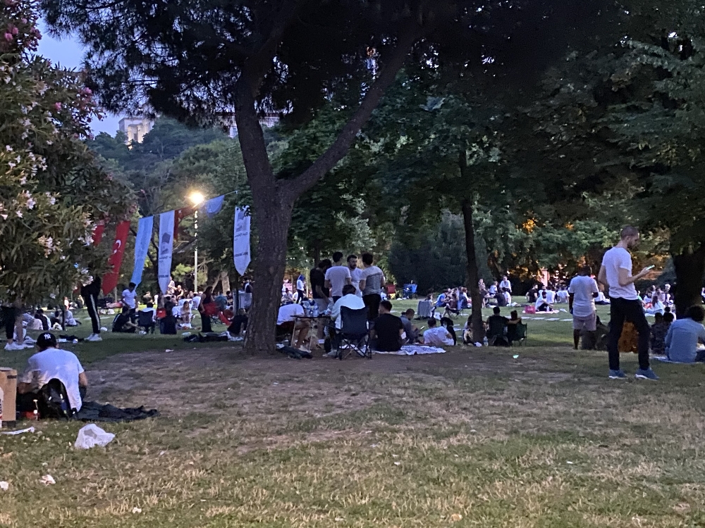 Maçka Parkı’nda sosyal mesafeyi hiçe sayan vatandaşlar dans edip, doğum günü kutladı