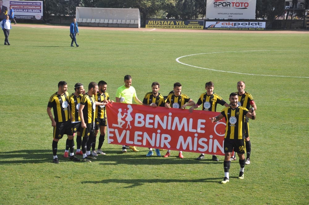 Maçta Sürpriz Evlenme Teklifi