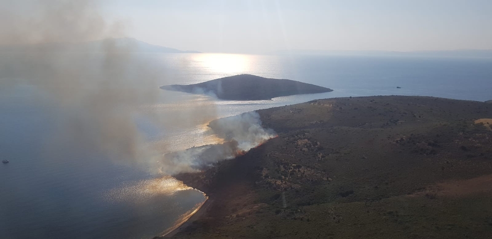 Maden Adası’nda örtü yangını helikopter ile söndürüldü
