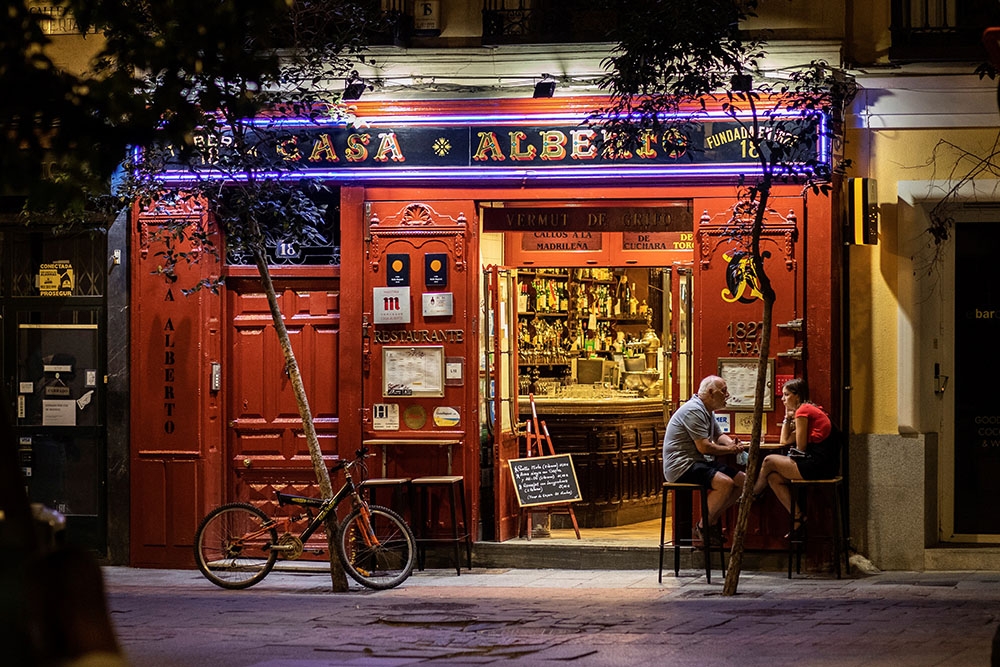 Madrid Yüksek Adalet Mahkemesi, sokakta sigara içilmesini ve gece hayatını yasakladı