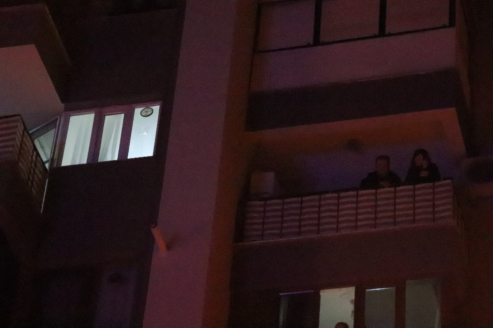Magandalar ateş etti, mermiler 2 daireye isabet etti