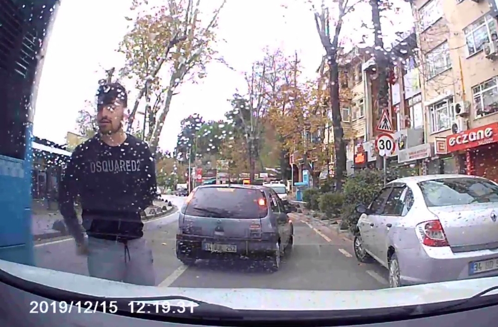 Magandaların Trafikte Bir Sürücünün Yolunu Kestiği Anlar Kamerada