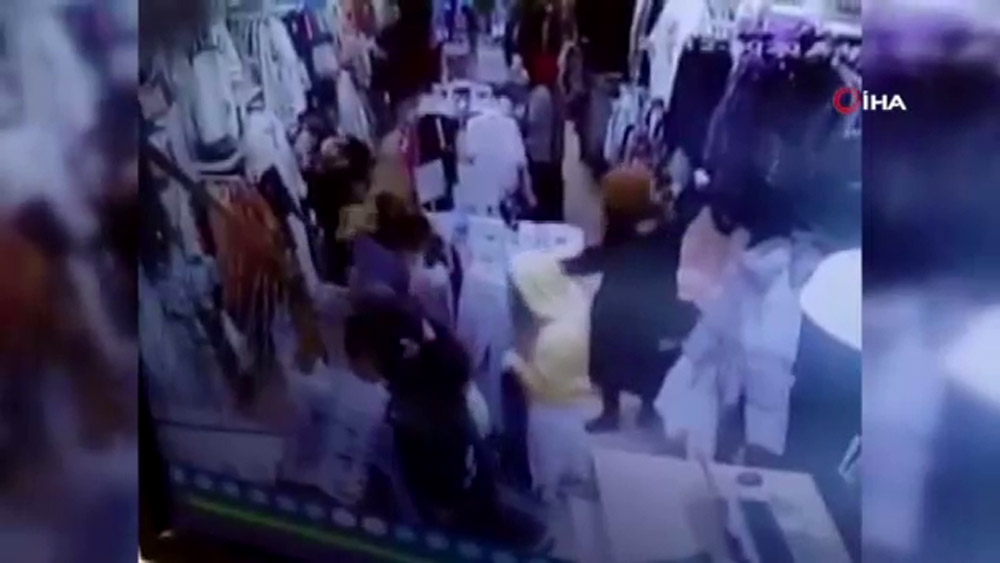Mağazada alışveriş yapan kadının cep telefonu saniyeler içinde çalındı
