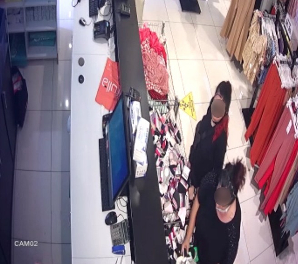 Mağazada unutulan altın dolu çantayı çaldı