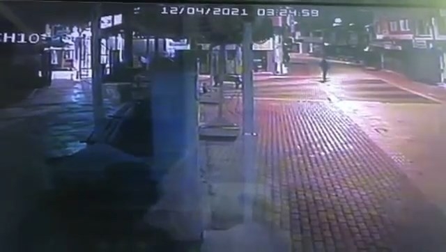 Mağazanın camını taşla kıran hırsız, birisi görünce böyle kaçtı